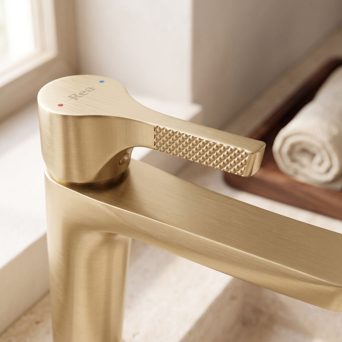 Waschbeckenarmatur PREMIUM Rea Maxim Brush Gold Low 3