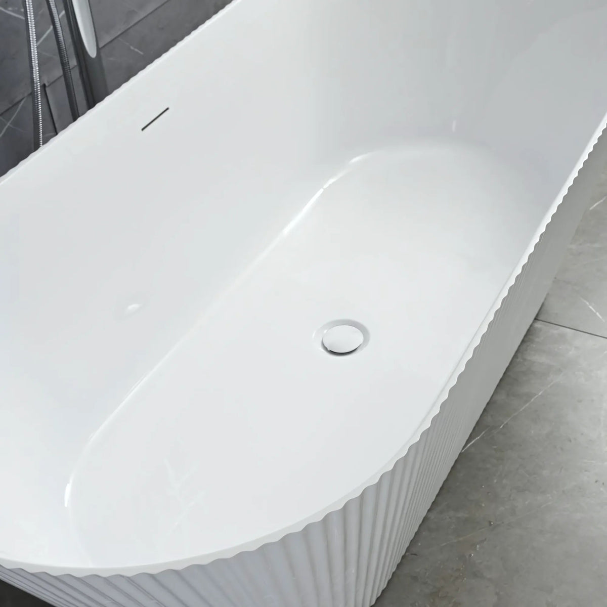 Freistehende Acrylbadewanne OFELIA 170 Schwarze Stöpselabdeckung 4