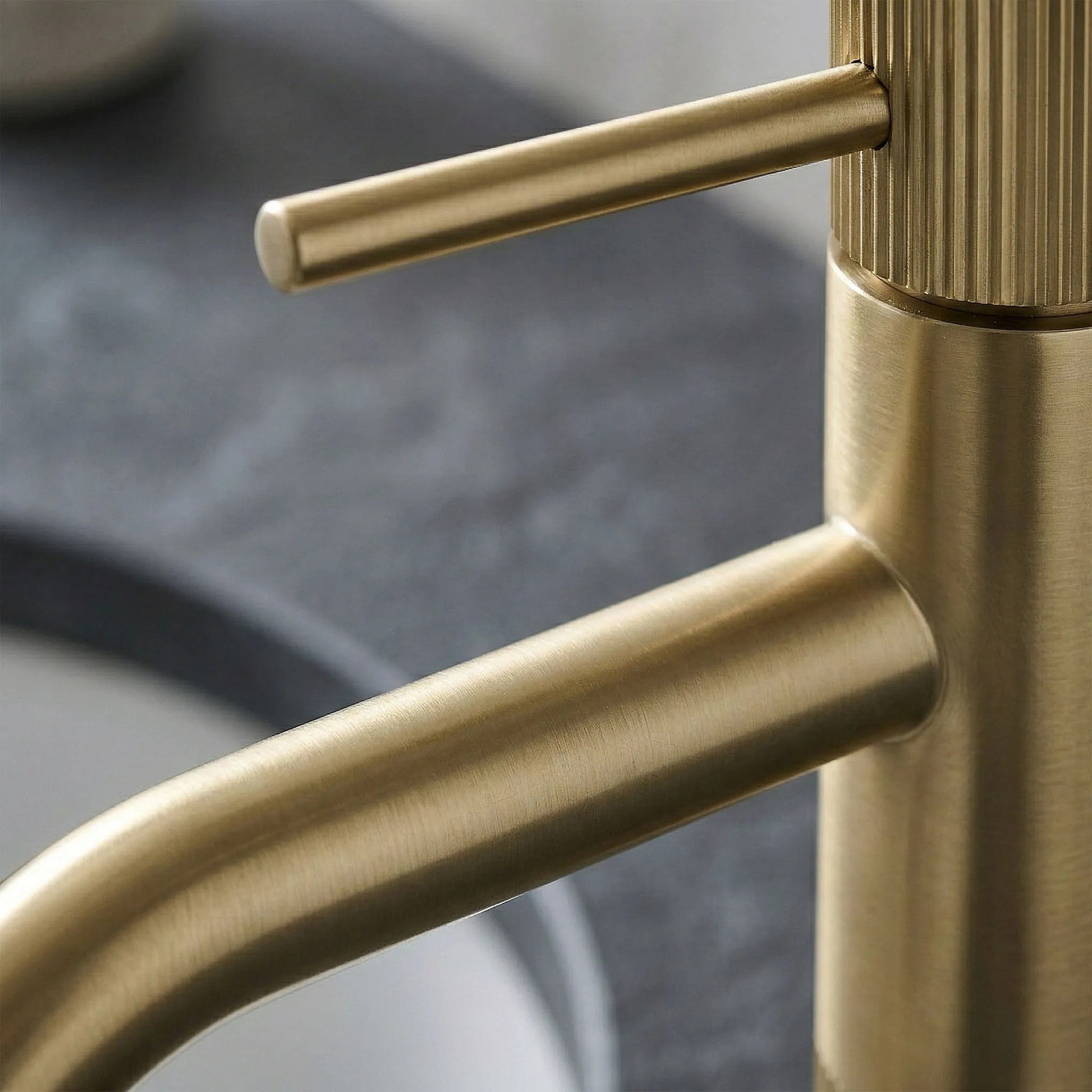 Waschbeckenarmatur Rea Lungo Stripe Brush Gold Low  9